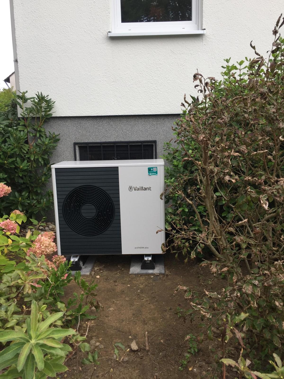 Wärmepumpe im Blumenbeet, AUSSENEINHEIT