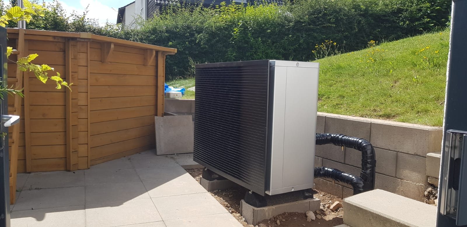 Wärmepumpe hinterm Gartenhaus, AUSSENEINHEIT
