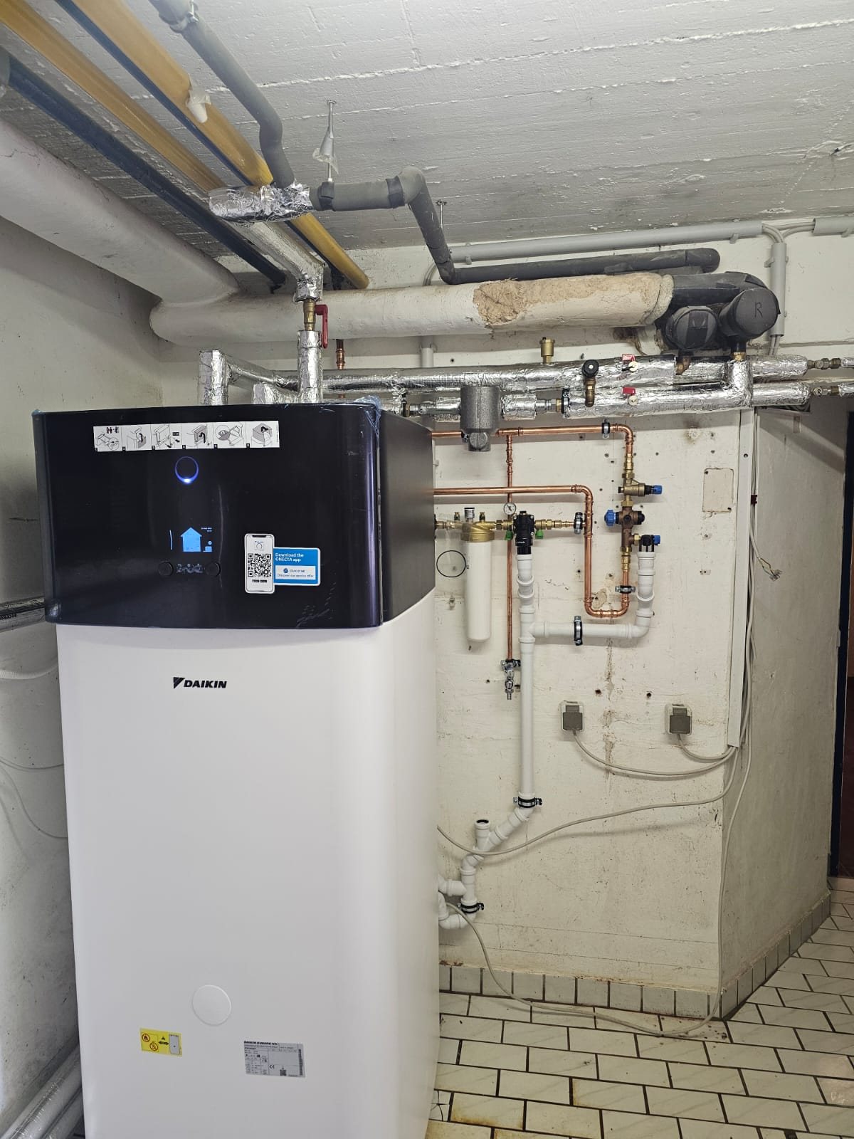 Wärmepumpe hinterm Gartenhaus, INNEN