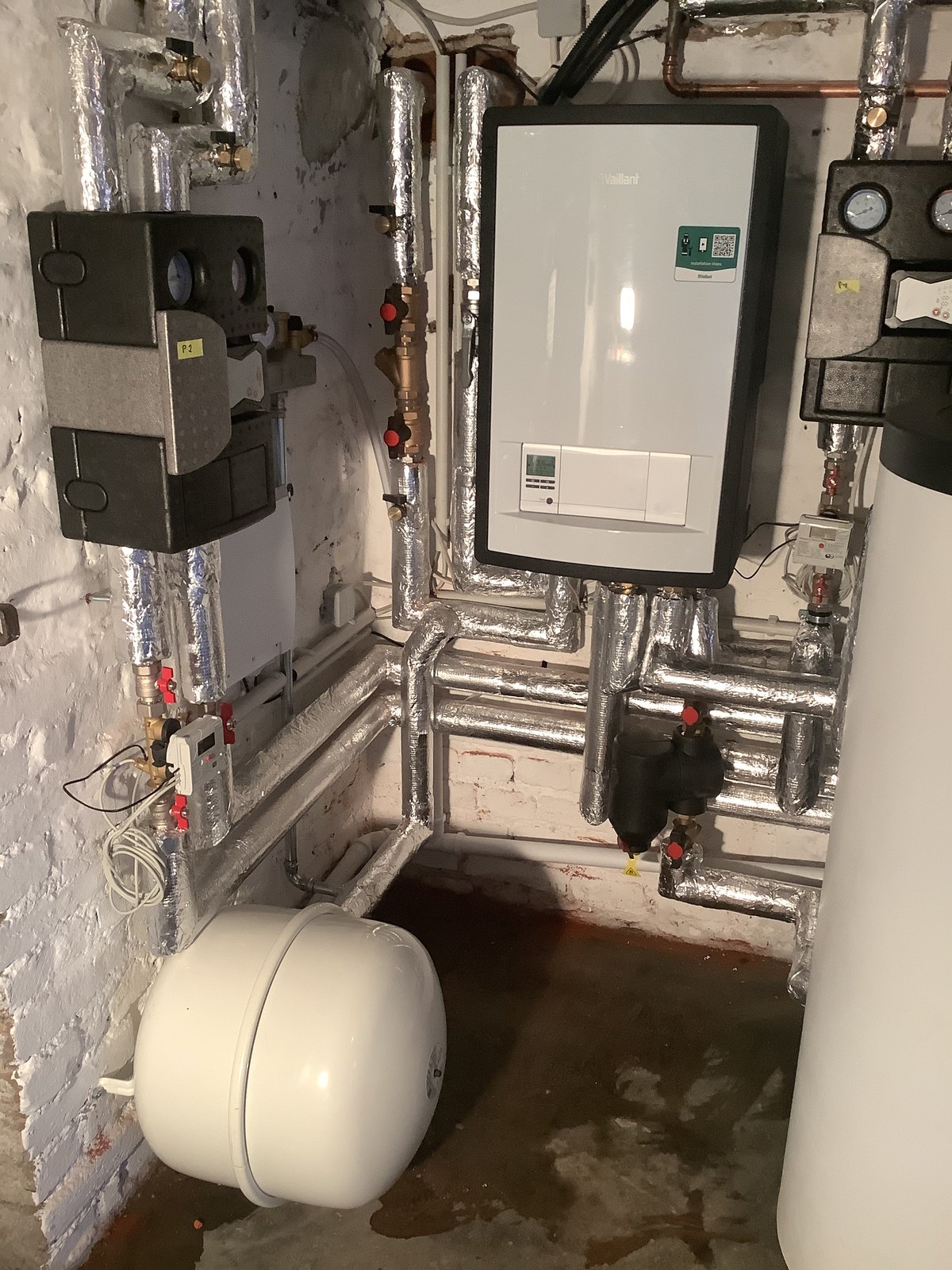 Zwei alte Gaskessel — heute eine Wärmepumpe, IM KELLER