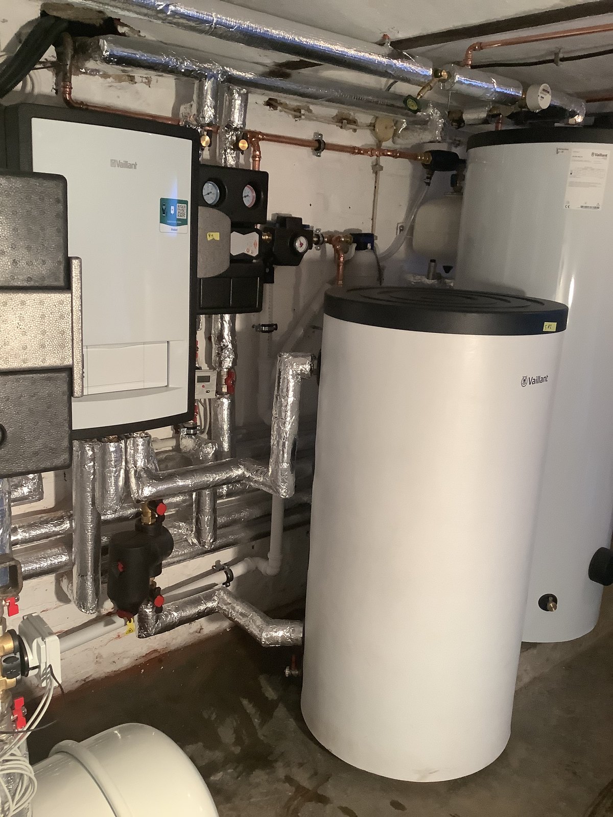 Zwei alte Gaskessel — heute eine Wärmepumpe, weiteres Foto
