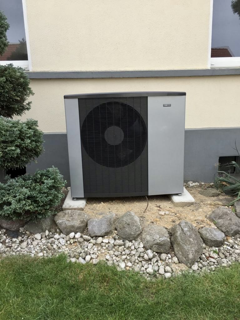 Eine Wärmepumpe außen, zwei Speicher innen, AUSSENEINHEIT