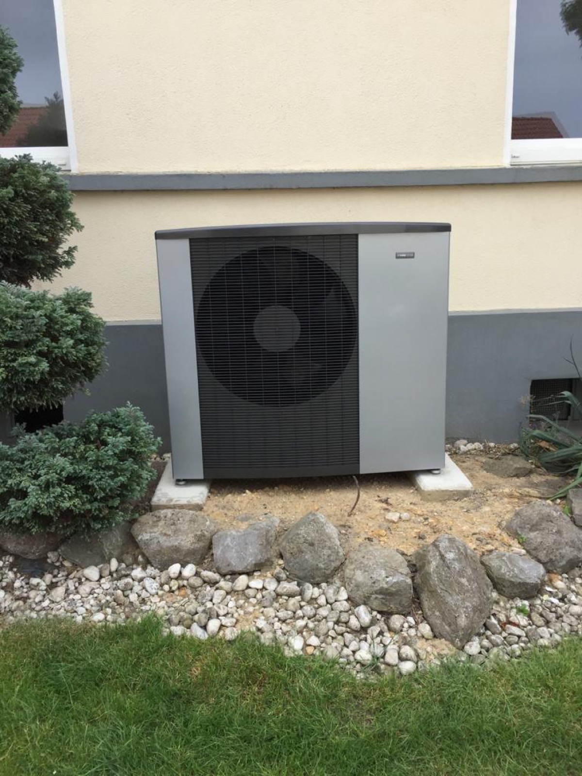 Eine Wärmepumpe außen, zwei Speicher innen, weiteres Foto