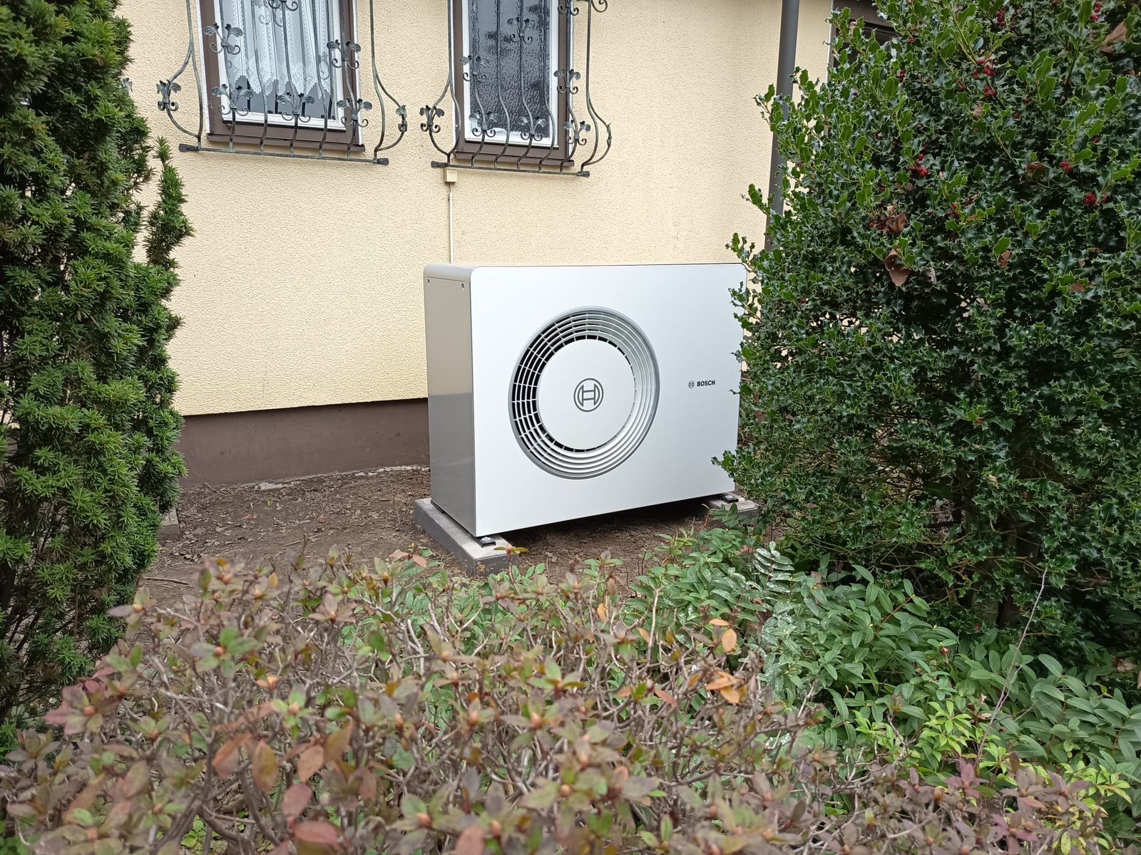 Bosch-Wärmepumpe im Grünen, AUSSENEINHEIT