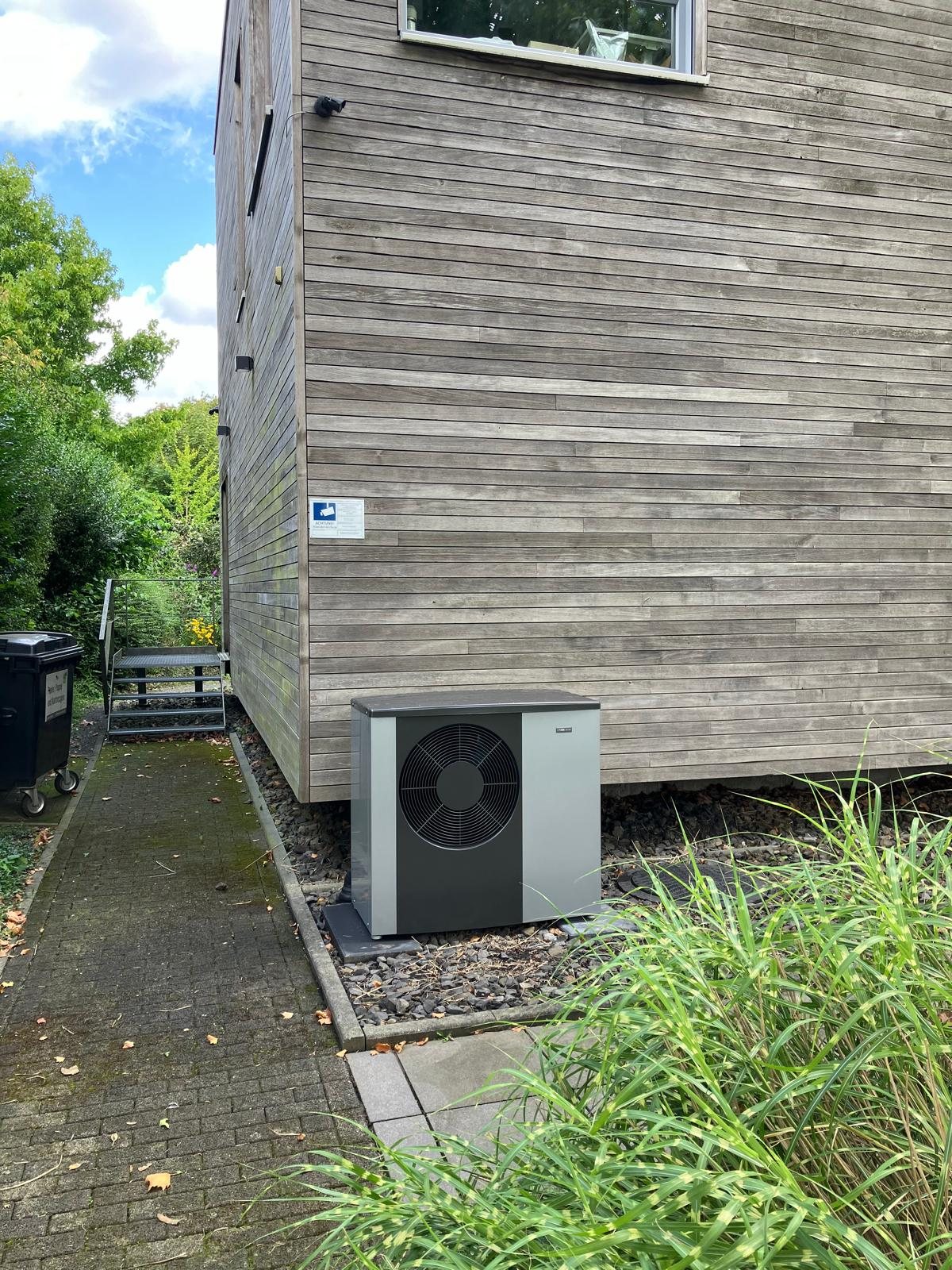 Wärmepumpe an der Holzfassade, AUSSENEINHEIT