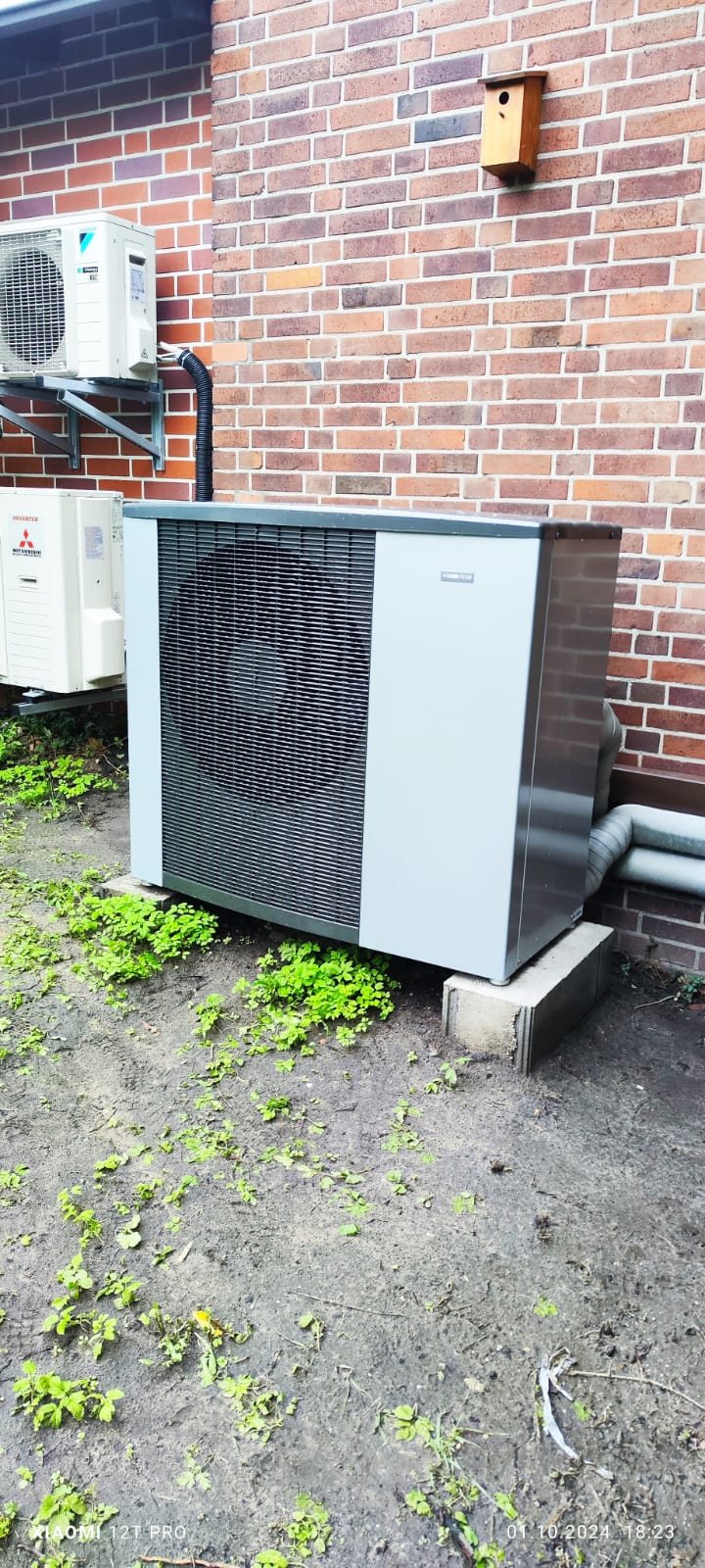Wärmepumpe vor der Klinkerwand, AUSSENEINHEIT