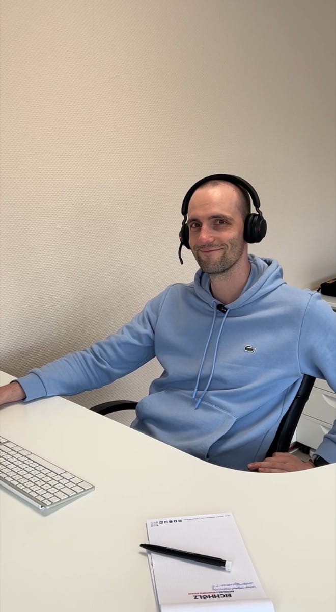 Matthias am Arbeitsplatz im Büro in Witten