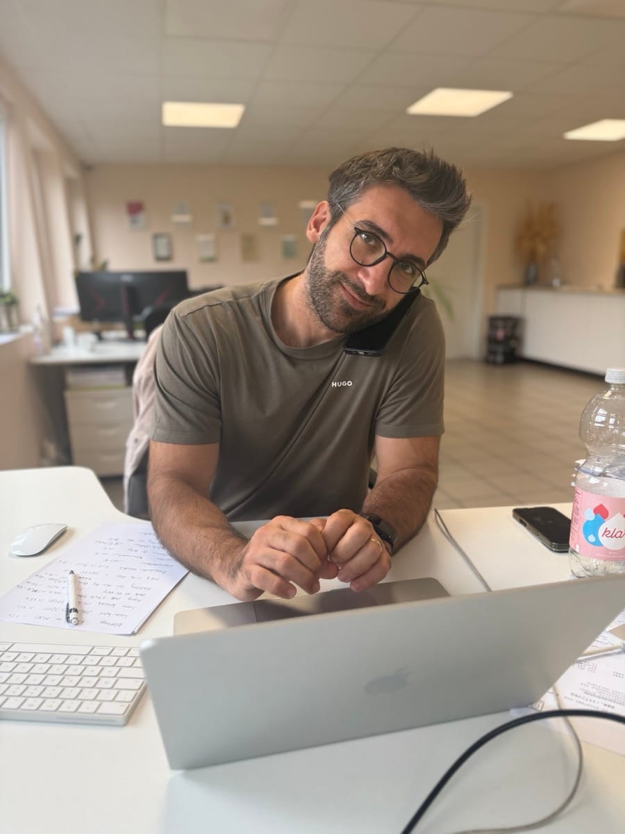 Olcay am Arbeitsplatz im Büro in Witten
