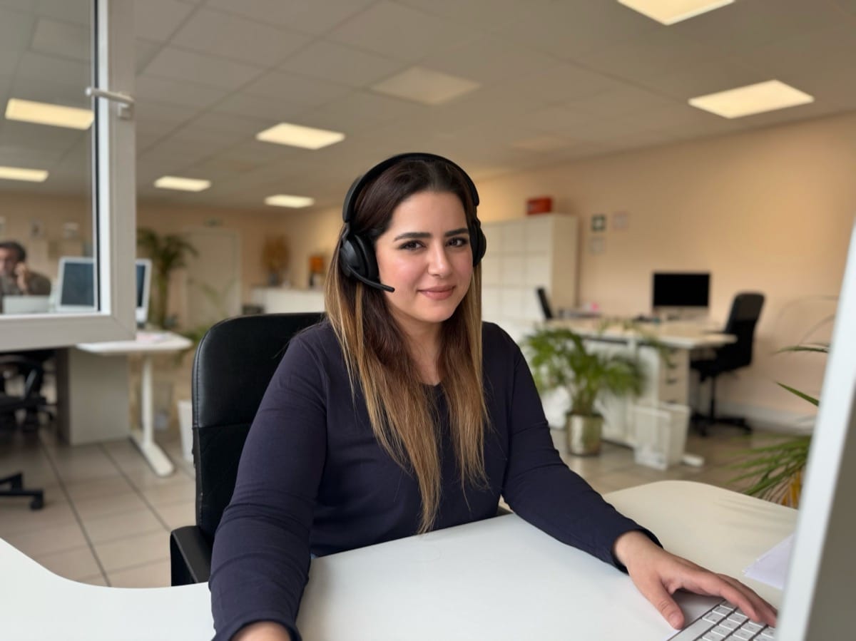 Rukiye am Arbeitsplatz im Büro in Witten