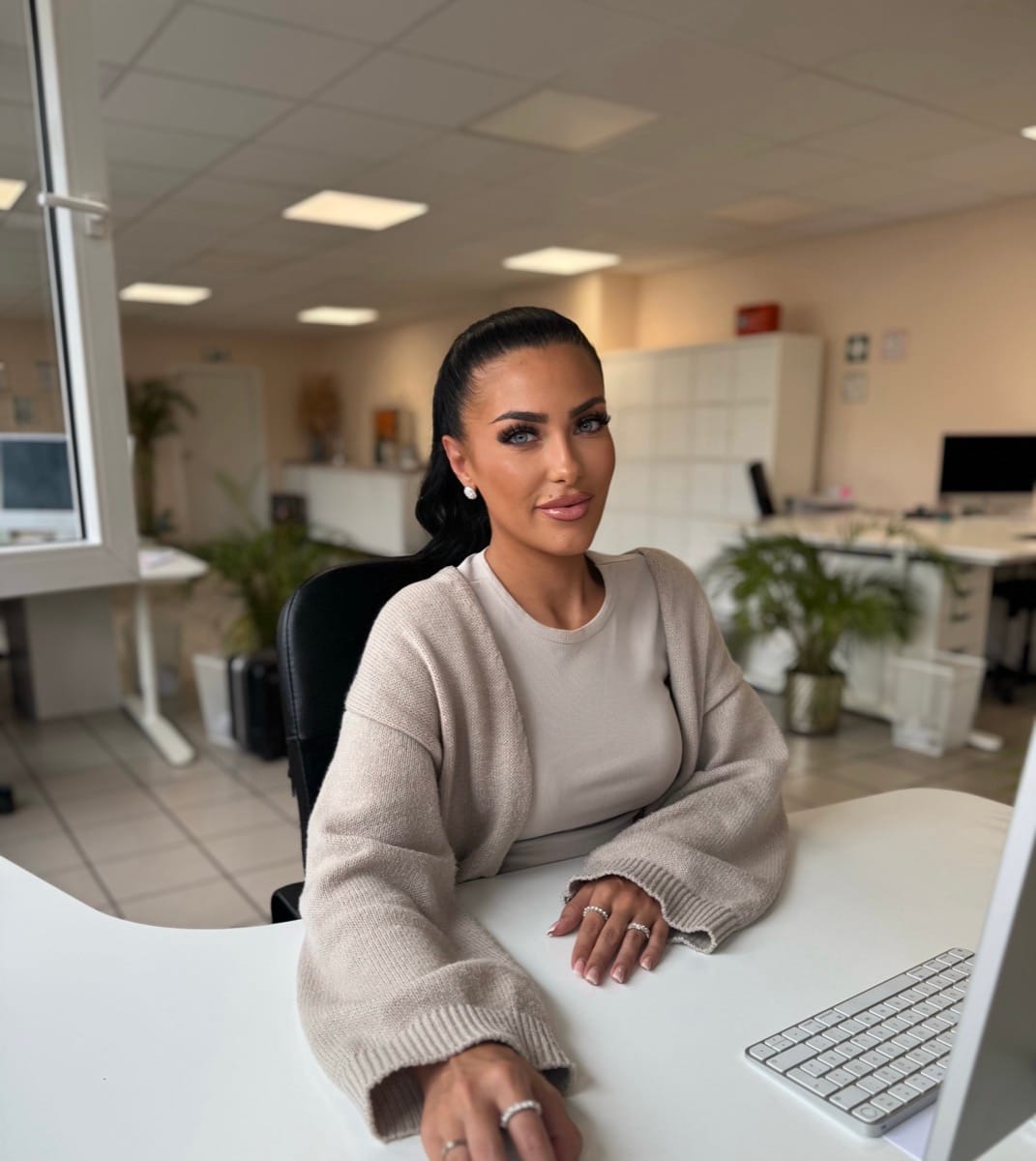 Sabina am Arbeitsplatz im Büro in Witten